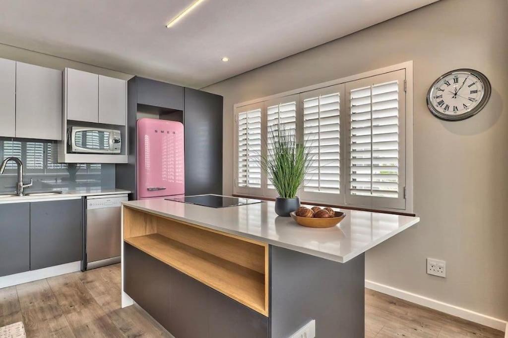 Appartement Beachfront Gem With Generator Kaapstad